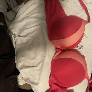 NEVER WORN VS BRA 36C